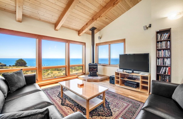 Un bain à remous privé, piscine partagée, vue sur l'océan et près de Pebble Beach!