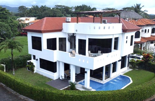 Belle vue sur l'océan Maison de vacances! 4 BR, toit terrasse, solarium, A / C + plus!