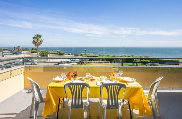 Ocean View II Sea Front 3-Bed Familiale Apt à Cascais w / Pool près de Plages