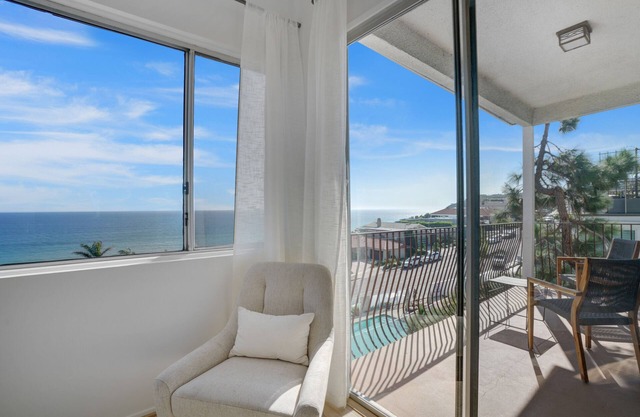 *Ocean View Immaculate Newly Remodeled Walk to Beach Designer Furniture 30 nt mi