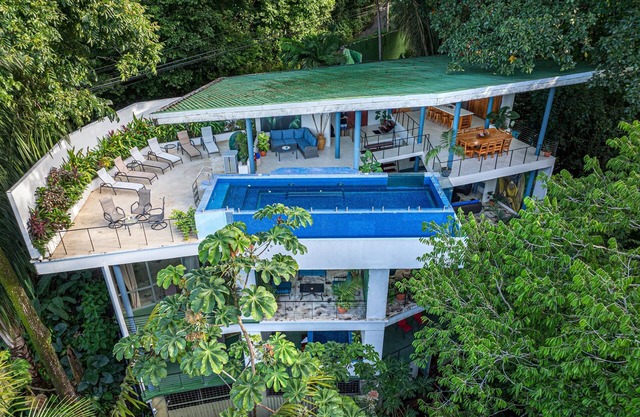 Casa Elsa w newly renovated Apartment - Ocean View, Walk to Beach