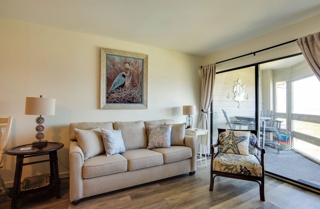 Ocean-View Island Condo w/ Pool: Pets Welcome!