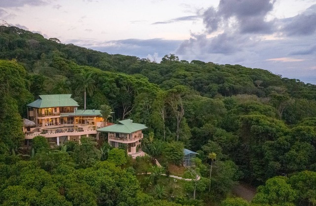 Ocean View Jungle Villa avec piscine à débordement à quelques minutes de la plage