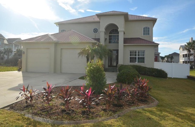 Ocean View Paradise - Steps away from the Beach Will Accommodate Up To 10 People including 1-3 Fa
