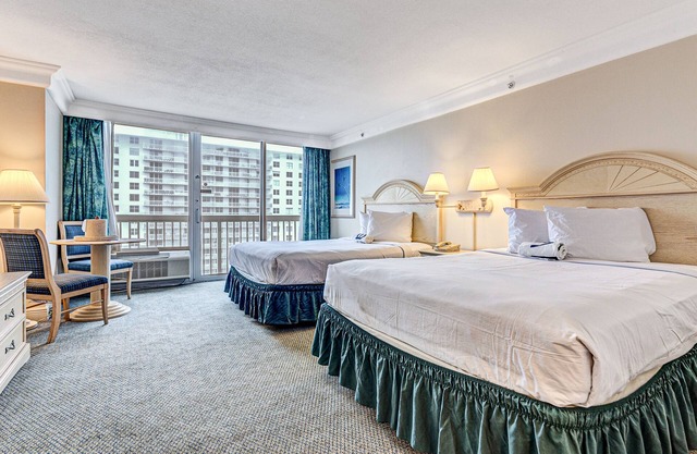 Ocean-view studio with kitchenette, fast WiFi & gym