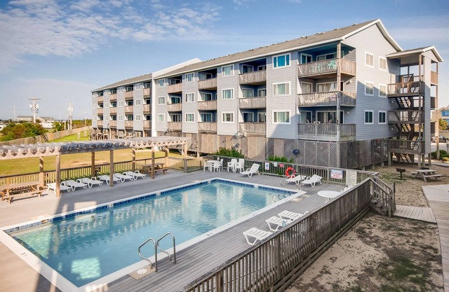Ocean Views! 2BR Condo.Pvt Balcony. Pool. Elevator