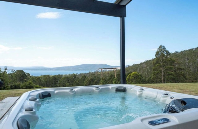 Ocean views, spacious & private, hot hub
