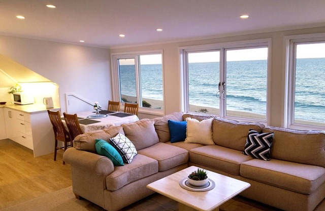 Appartement en bord de mer avec vue à 180 ° sur la plage de Narrabeen (A11)