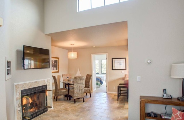 Ocean Wave B - Condo Monterey - Oceanview Cannery Row