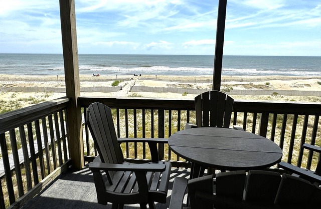 Oceanfront 2BR / 2 Bath Condo deuxième étage avec piscine et terrasse au bord de l'océan