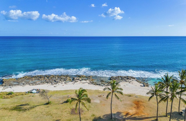 Oceanfront 3bed/1.5bath Maili Beach living
