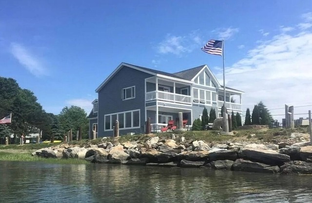 Oceanfront 4 bed, 3 bath colonial beach home, right on Casco Bay!