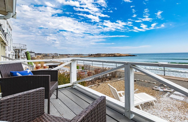 Oceanfront 4 BR/2 Bath Long Beach Vacation Home - Grill, Outdoor shower, AC