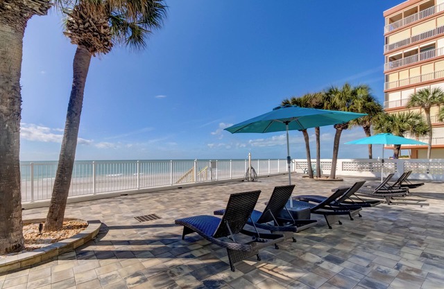 OCEANFRONT 4b/3ba St. Pete/Clearwater. Heated Pool. Patio. Paddleboards