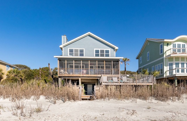 Oceanfront! 7 Bedroom/3 Bath Private Home/Sleeps 16/Sundeck & Screened Porch!