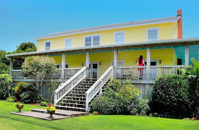 Oceanfront Beach House with Trailborn Surf & Sound pool & beach access.