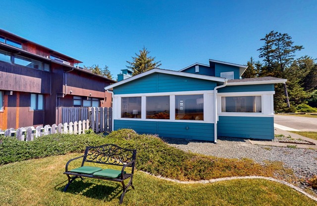 Oceanfront beauty with fireplace & W/D - near redwoods, beaches, & eateries