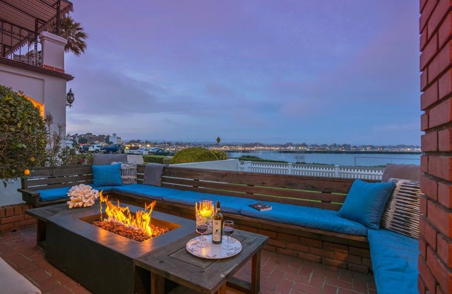 OCEANFRONT! MEILLEUR ENDROIT! VUES EXCEPTIONNELLES! *JACUZZI!*FOYER!
