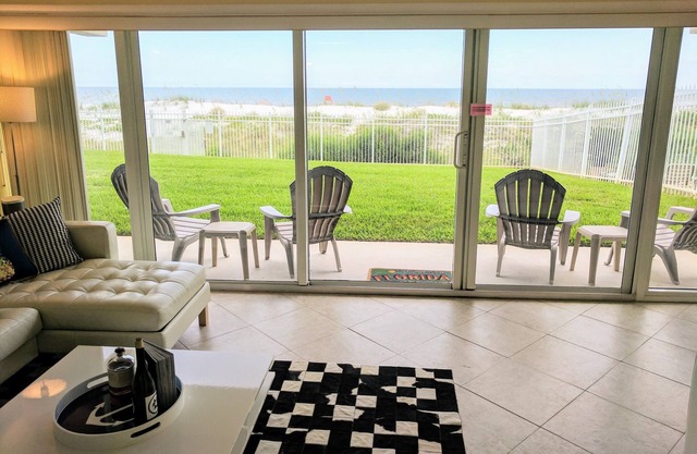 Condo Oceanfront avec piscine! Patio à la pelouse, restez à la plage! + 2 vélos!