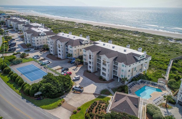 Oceanfront condo w/ocean views, 2 pools, beach access & tennis court.