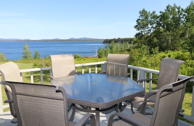 Oceanfront Cape sur Newbury Neck, Surry. Une vue imprenable sur le parc national d'Acadia