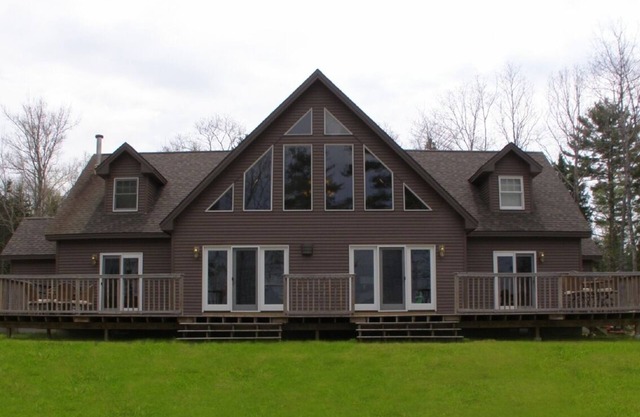 Chalet bord de l'océan avec la vie privée et des vues spectaculaires. Escapade romantique ou en famille