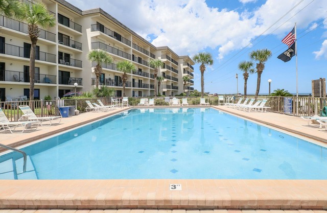 NOUVELLE LISTE! Oceanfront condo w / accès facile à la plage, terrasse et piscine avec vue!