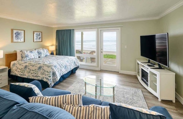 Beach Access-Ground floor studio-Oceanfront patio!