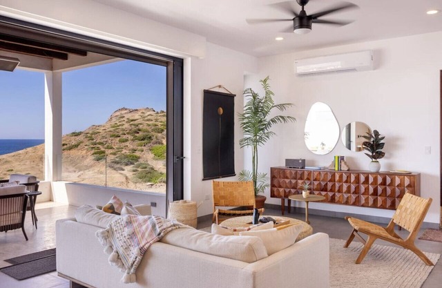 Oceanfront Condo, Stunning Views, Luxury Amenities