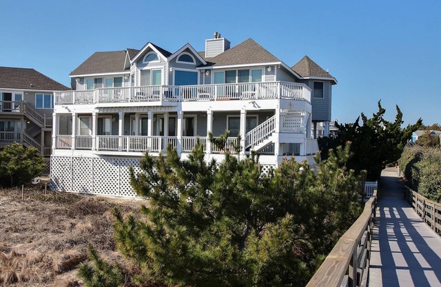 Oceanfront condo with hot tub, rec room, elevator & pool