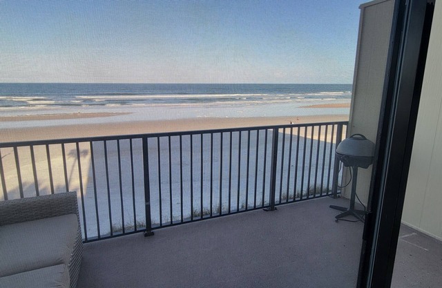 Oceanfront corner townhouse. Tennis/ pickleball. 25min to downtown St.Augustine.
