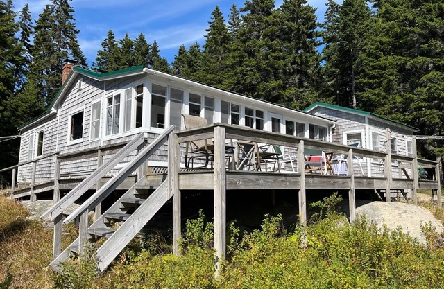 Oceanfront Cottage dans le Downeast Maine avec l'énergie solaire: "Two Jetties" Cottage