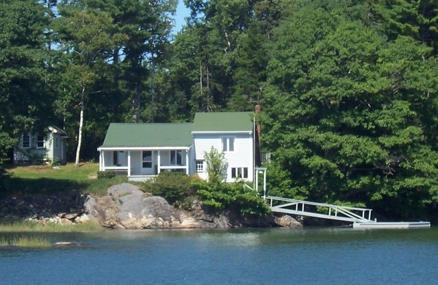 Cottage en bord de mer avec vue panoramique et son propre quai de marée sur la baie de Casco