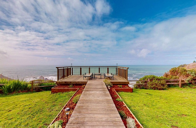 Chalet en bord de mer w / pont, vue imprenable à 180 degrés et 7. 5 acres