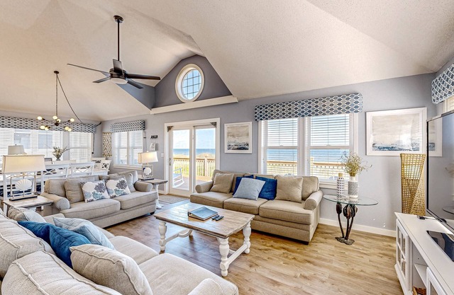 Oceanfront dog-friendly home with private hot tub, ocean-view sundecks, AC & W/D