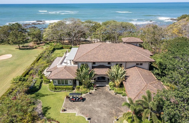 Luxury Beachfront Villa on Golf Course with Housekeeper included Casa Serena