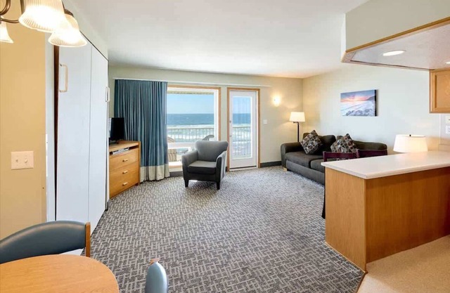 Family suite-oceanfront with kitchen, beach access