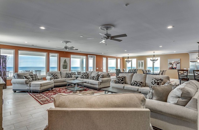 TOUT NOUVEAU pour 2019 - Oceanfront Home - 26 personnes! 8BR / 8. 5BA
