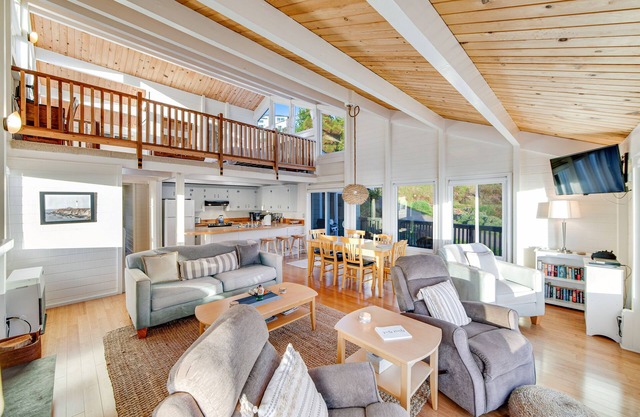 Oceanfront maison w / vue imprenable, près de la ville, chargeur de 50 ampères, 1 chien OK