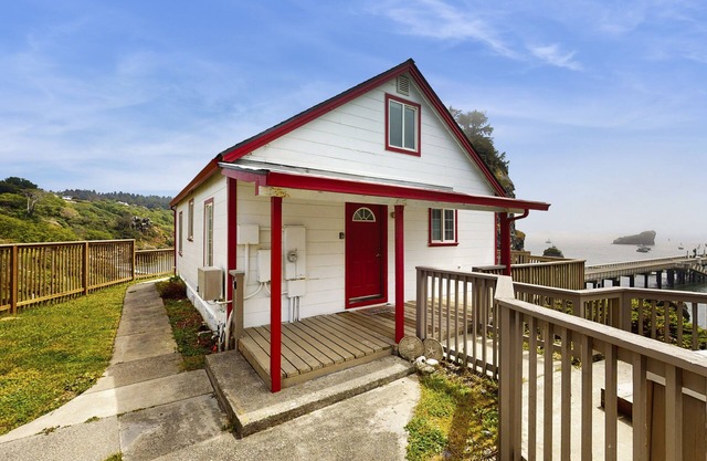 Maison en bord de mer avec une vue imprenable, bain à remous, terrasse - randonnée à proximité!