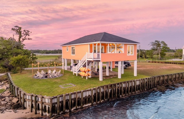 Oceanfront, Hot tub, Firepit, Kayaks, Dog-Friendly