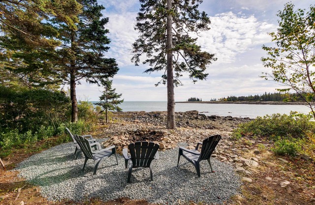 NOUVEAU! Oceanfront Prospect Harbor House w / Deck + Voir