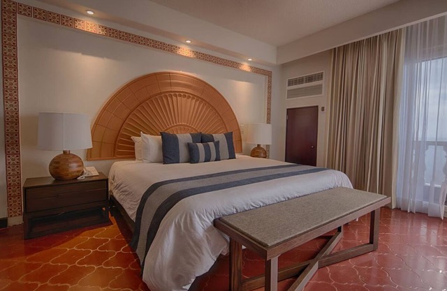Oceanfront Resort w/ Scenic Pools & Easy Beach Access, Ideal for Romantic Stay