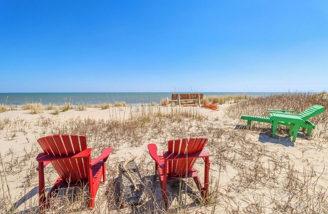 Oceanfront South Nags Head home with lots of outdoor space!
