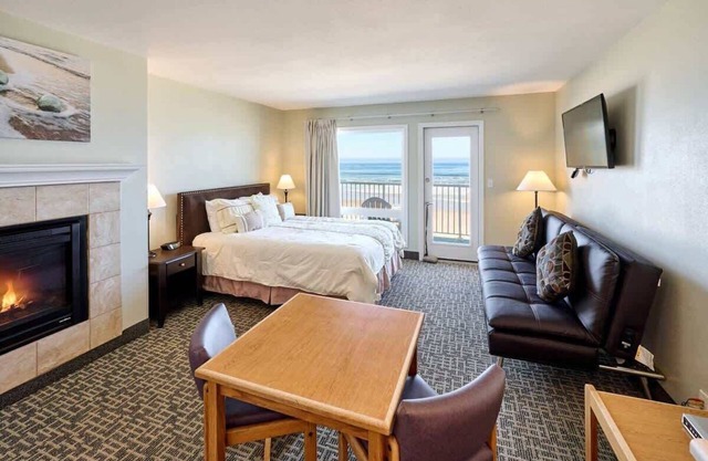 Oceanfront Studio-No stairs-Full Kitchen-Fireplace