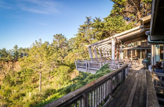 Stunner Oceanfront w / pont, véranda et des vues incroyables - à proximité des plages!