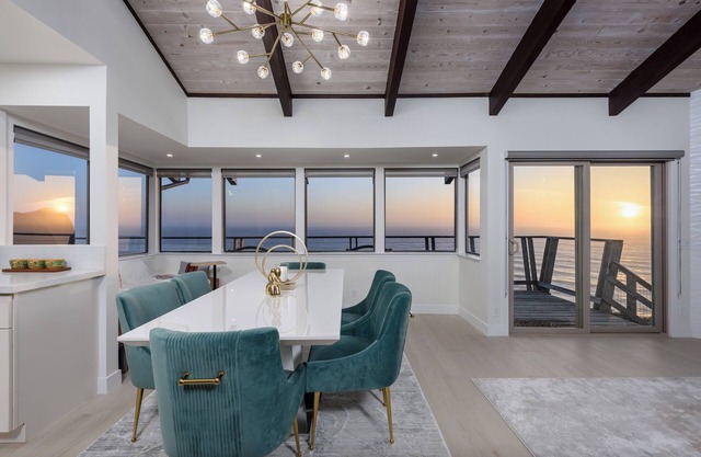 Oceanfront/ Stunning Views/ Hot Tub/ Contemporary