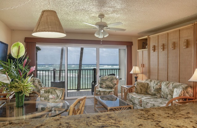 Oceanfront, Stunning View, Remodeled, 1 BR, A / C, Pono Kai C305