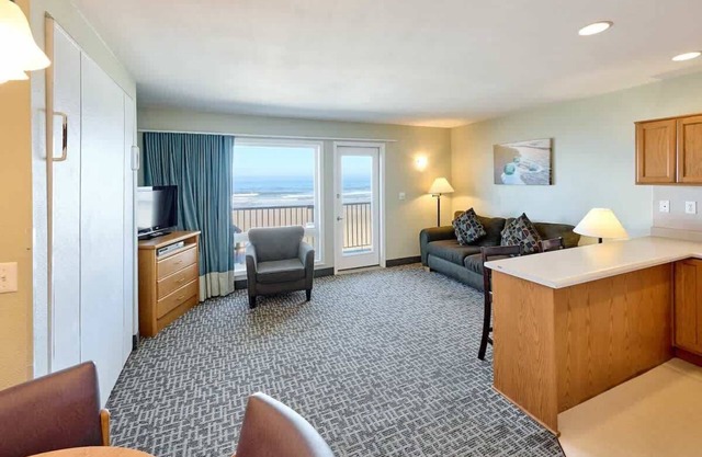 Oceanfront balcony-Kitchen-Downtown-Beach Access!