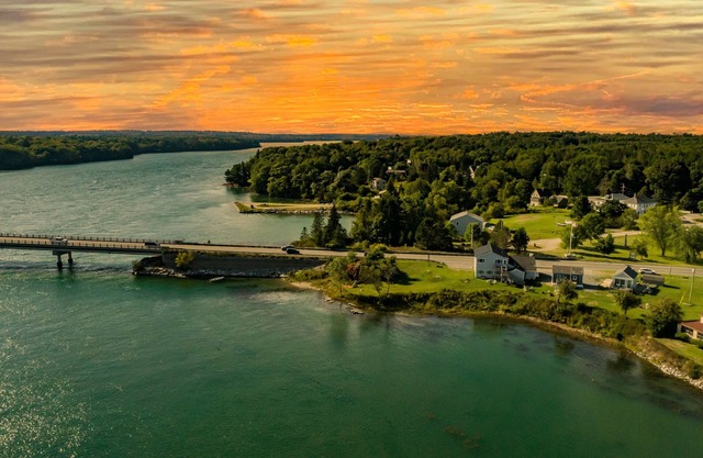 OCEANFRONT - Taunton Bay Combo 2 Apts & Cottage - sleeps up to 13 people!